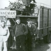 Kenteken: A 10820; Opel Blitz vrachtwagen met Jan Panneman in het midden, rechts Hendrik Ploeger, foto: J. Smits