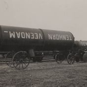 Kenteken: A 3299; Veendam ca. 1930 Op de tractor zit dhr L. Benke (818-16043)