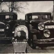 Kenteken: A 19251; Jakob Smit tussen de auto's, rechts de Hudson, foto: J. Smid