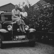 Kenteken: A 3009; Fiat 514, links Mien Verwer, op de motorkap Tinie Stoker en rechts Sjouk Huizing, 02-06-1936 foto: J. Noteboom