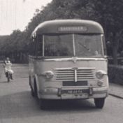 Kenteken: A 37913; DAF met nieuw kenteken NB-68-96, foto: still uit "Dorpsfilm Wagenborgen – deel I", J.W.L. Adolfs, 1956, coll. GrA (2209-AV0697)