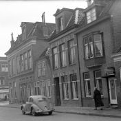 Kenteken: A 23645; Groningen, Kruisstraat, 1954 (2248-3183); Fotograaf: Fotobedrijf Piet Boonstra