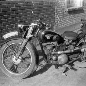 Kenteken: A 5901; Ardie motor, 1944, foto: Cobie Douma, collectie Nederlands Fotomuseum nr. 00010036