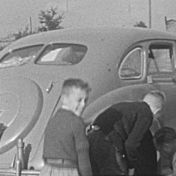 Kenteken: A 2070; Opel Kapitän  met lekke band, foto: Still uit GAVA-film AV7683, ca. 1949