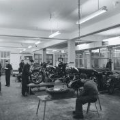Kenteken: A 30857; Interieur van de werkplaats van de GREMI, 1955 (2248-5057); Fotograaf: Fotobedrijf Piet Boonstra