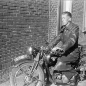 Kenteken: A 5901; Fokko Fröling op de Ardie motorfiets, Winschoten (1944) foto: Cobie Douma, collectie Nederlands Fotomuseum nr. 00010037
