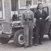 Kenteken: A 23523; Ford GPW Jeep. Egbert Lantinga en Geert Nuus, ca. 1948 ; Fotograaf:  M. Keizer