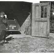 Kenteken: A 13688; In de garage staat de tweede Skoda (iets minder slecht) J. Noteboom gooit met de pijltjes, foto: J. Noteboom