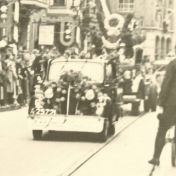 Kenteken: A 25721; Ford, Groningen, Gelkingestraat. Optocht t.g.v. 40-jarig jubileum koningin Wilhelmina 1938, foto: uitsnede 1785-6088.jpg