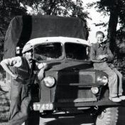 Kenteken: A 27429; Bedford, L. Muller (links) en J. van Sloten, foto: archief W. Mollema