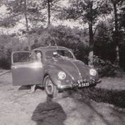 Kenteken: A 3835; J. Maans in de Volkswagen, foto: Y. Maans