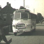 Kenteken: A 29679; Ford, foto: still uit de film "Tocht Ouden van Dagen gemeente Termunten", Friedel Tahl, Foto Modern Winschoten, 06-1952, coll. GrA (2209-AV7016)