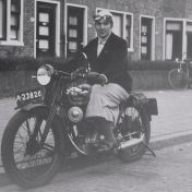 Kenteken: A 23826; Hinderkien Ensing op haar New Imperial motor, 1935, foto: <a href='https://www.facebook.com/groups/1185751311445320/discussion/preview?locale=nl_NL' target='_blank'>facebook Oud Drenthe in Woord en Beeld</a>