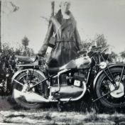 Kenteken: A 24843; Janke Oldenburger bij de New Hudson motor, april 1935, foto: A. N. Bouma
