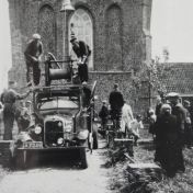 Kenteken: A 11249; Ten Boer, Ford bij de Kloosterkerk, 1949 foto: tenboerhistorie; Fotograaf: Gualthérie van Weezel