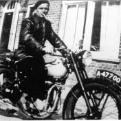 Kenteken: A 47700; M. Doesburg op de nieuwe BSA, 6-5-1950, foto: J. Doesburg