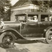 Kenteken: A 14685; Egbert Harm Haak in de Ford A, Stadskanaal, 1936, foto: B. Haak