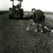 Kenteken: A 19342; Barford, Wegverzwaring Kielsterachterweg Veendam mei 1940. Foto uit fotoalbum Provinciale Waterstaat (2544-3228)