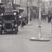 Kenteken: A 11257; Chevrolet, foto: still uit "Verkeersfilm", C. van der Mei, 1934, coll. GrA (2209-0176)