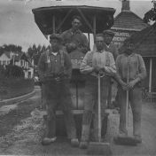 Kenteken: A 11846; Jan Kort met een ploeg weg werkers bij Stiens Friesland, foto: H. Kort