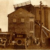 Kenteken: A 7927; Kommerzijl, afgebrande Korenmolen, foto: "Het Noorden in Woord en Beeld" 22-02-1935