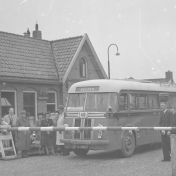 Kenteken: A 38167; Scania Vabis bij de douanepost in Nieuweschans bij de opening van de buslijn Groningen-Bremen, 02-20-1949, foto: J. Smits