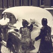 Kenteken: A 14771; Kinderen halen sneeuw van de Chevrolet, foto: still uit de film "Een sombere winterdag", C. R. Tiddens, 1947 coll. GrA (2209-AV14106)