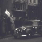Kenteken: A 16923; Groningen, Grote Markt, Fiat 508 C Berlina 1100 bij de start van de Harz-ralley, 29-04-1939, foto: still uit Harz-film, 1939, coll. GrA (2209-AV21967)