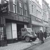 Kenteken: A 27225; Groningen, Herestraat, 1952 (2248-3222); Fotograaf: Fotobedrijf Piet Boonstra