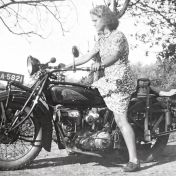 Kenteken: A 5821; G.M. Rietema op de Indian motor, juli 1947, foto: familiearchief H. Holsteijn 