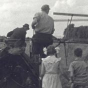 Kenteken: A 40705; John Deere, foto: still uit de film "Zichten en gezin Clevering", Hans Nicolaï, 1952, coll. GrA (2209-0193)