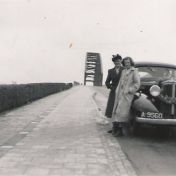 Kenteken: A 9560; Pontiac op de IJsselbrug, foto: E. Laar-Zandt