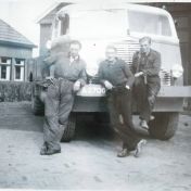 Kenteken: A 27061; AEC, met v.l.n.r Feike Zuidema. Melis Burgler en Harm Dijkstra, foto: <a href='https://www.facebook.com/groups/zuidhorninbeeld/photos/' target='_blank'>Zuidhorninbeeld</a>