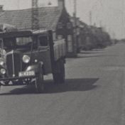 Kenteken: A 4220; Chevrolet, foto: still uit de film "Zuidwending" Eltjo Huizinga, 1938, coll GrA (2209-AV7576)