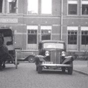 Kenteken: A 23216; Chevrolet, foto: still uit "Verkeersfilm", C. van der Mei, 1934, coll. GrA (2209-0176)