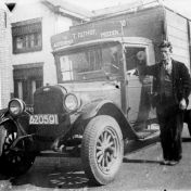 Kenteken: A 20591; T. Olthof naast de Chevrolet, foto: collectie Veenkoloniaal Museum (Bo 219)