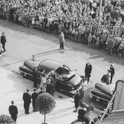 Kenteken: A 40000; Grote Markt oostzijde 1954: koningin Juliana bezoekt de studentensociëteit Mutua Fides (1785-12496)