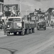 Kenteken: A 27061; AEC te Leeuwarden met een vracht bieten, foto: H. E. Boonstra
