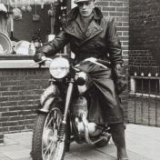 Kenteken: A 6982; Pieter Luitjen Mulder op de JAWA voor het ouderlijk huis te Finsterwolde, ca. 1948, foto: H. Stuut