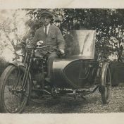 Kenteken: A 3631; Jan Mensema met zijn moeder in de zijspan van de Reading Standard, Bedum, 1921, foto: M. Reysoo
