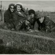 Kenteken: A 1219; V.l.n.r. onbekend, Catrijn Abels, Doeko Visser, 2x onbekend, ca. 1930, foto: S. Abels