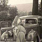 Kenteken: A 8830; Pech met de auto, Zuid-Frankrijk, 1948, foto: still uit AV9582, collectie Groninger Archieven