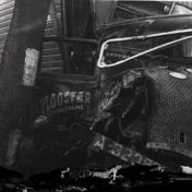 Kenteken: A 32983; De Ford vrachtwagen van de firma Klooster na een aanrijding tegen een boom, onbekende locatie, ca. 1950; Fotograaf: Molenhuis, Jacob / Spaarnestad Photo