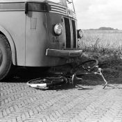 Kenteken: A 38173; Ongeval Loon, 29-08-1950 foto: L. Huizinga