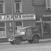 Kenteken: A 16259; Willys Jeep, Groningen, Oostersingel, 1953, foto: uitsnede 2248-4166.jpg; Fotograaf: Fotobedrijf Piet Boonstra