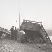 Kenteken: A 6396; Ongeval tussen Bedum en Zuidwolde, 1951 (2248-1630); Fotograaf: Fotobedrijf Piet Boonstra