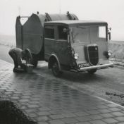 Kenteken: A 27156; Ford V8, foto: archief Gemeentereiniging (1475)