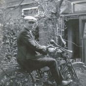 Kenteken: A 949; Hielke (Fokke's) Lijklema op de Wanderer motor, foto: <a href='https://www.facebook.com/photo/?fbid=2472906299525585&set=g.1270036670593454' target='_blank'>Facebookpagina Historische Kring Gerkesklooster Stroobos</a>