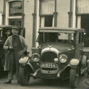 Kenteken: A 18354; Chrysler, uitsnede foto Gemeente Veendam