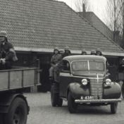 Kenteken: A 4381; Chevrolet, foto: still uit de film "Is Groningen Paraat?" S.J. Bakker, J.M. Heres Diddens-Zegerink ten Rodengate Marissen, 1940, coll. GrA (2209-AV0019)